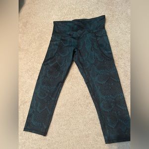Champion snakeskin pattern, cropped leggings medium